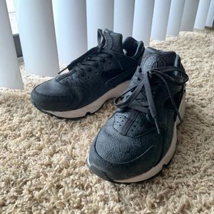Nike Women’s Air Huarache Run PRM size 8.5